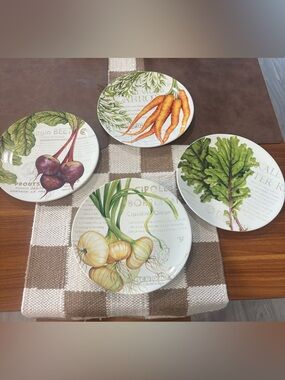 Set of 4 Williams Sonoma "Farmers' Market" plates (2015)